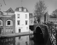 71315 Gezicht op de zijgevel van het pand Tolsteegbarrière 2 te Utrecht met rechts de Bijlhouwerbrug over de ...